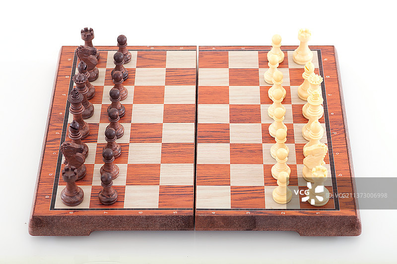 俯视棋盘上摆放整齐的国际象棋棋子图片素材