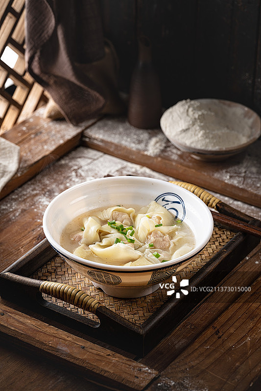 桌上的一碗馄饨图片素材