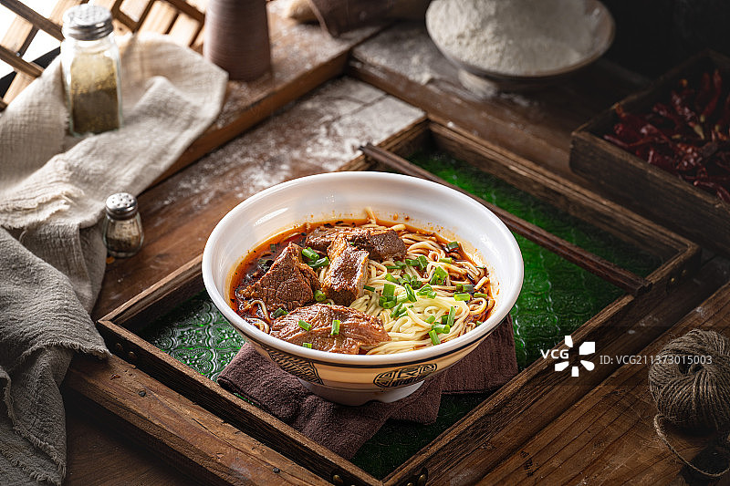 桌上的一碗牛肉面图片素材