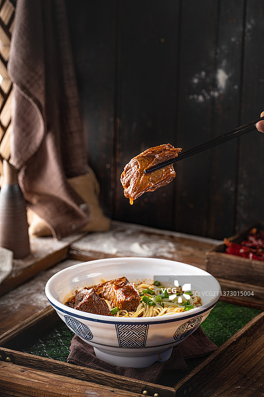 桌上的一碗牛肉面图片素材