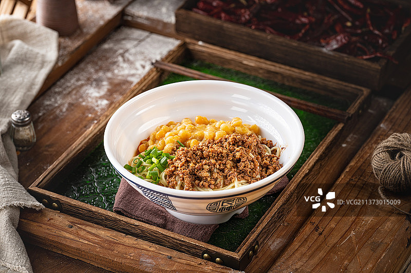 桌上的一碗拌面图片素材