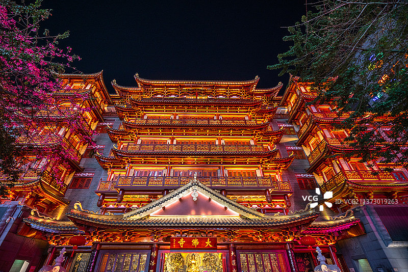 广州著名旅游景点北京路步行街大佛寺夜景全景图片素材