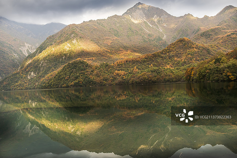 秋色染山水图片素材