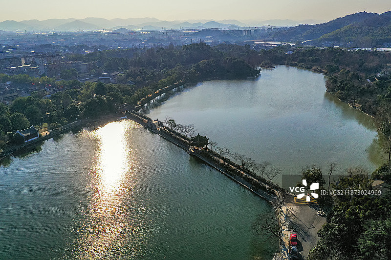逆光下的慈湖+浙江省宁波市江北区慈城古镇图片素材