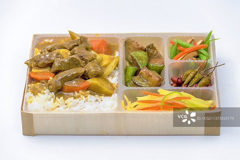 放在木制方型餐盒中的咖喱牛肉饭图片素材