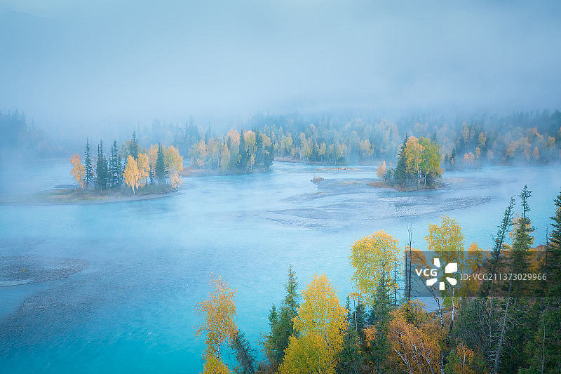 新疆阿勒泰布尔津县喀纳斯风景区喀纳斯河神仙湾晨雾自然风光图片素材