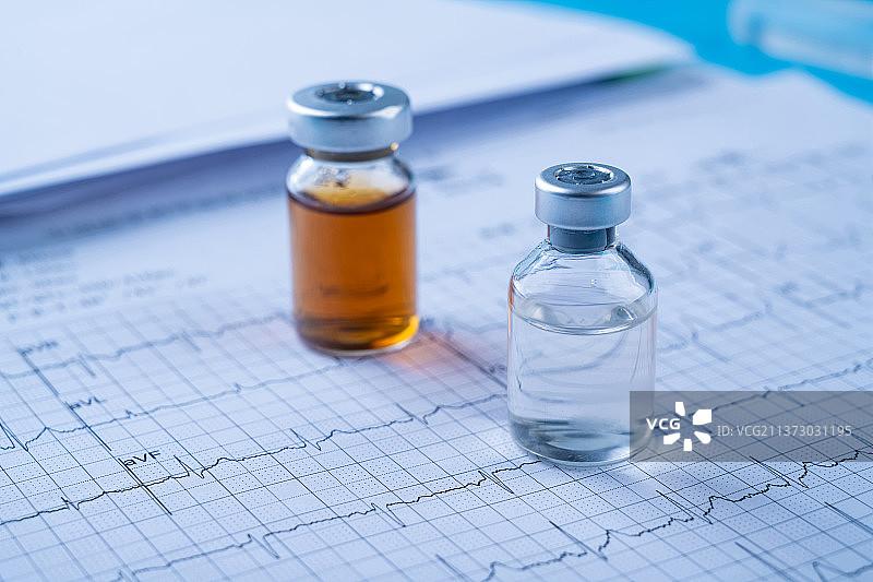 放在心电图报告上的医疗用品图片素材