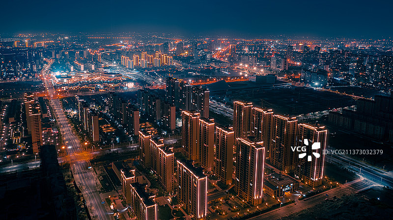 夜幕初上的新城新楼盘图片素材