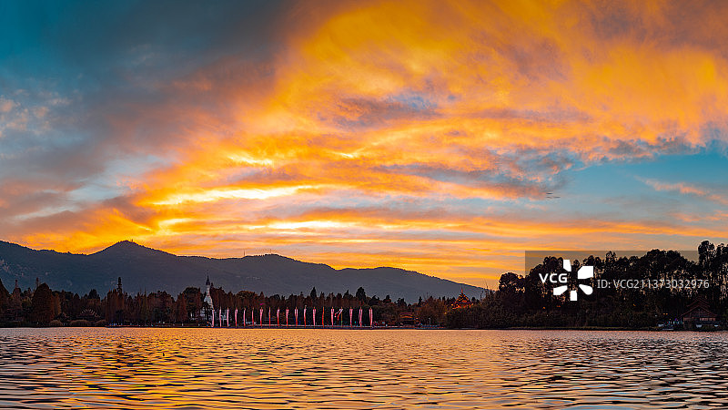 火烧云晚霞红透半边天图片素材