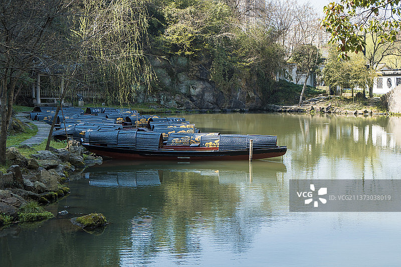 绍兴东湖景区之湖边的乌篷船图片素材