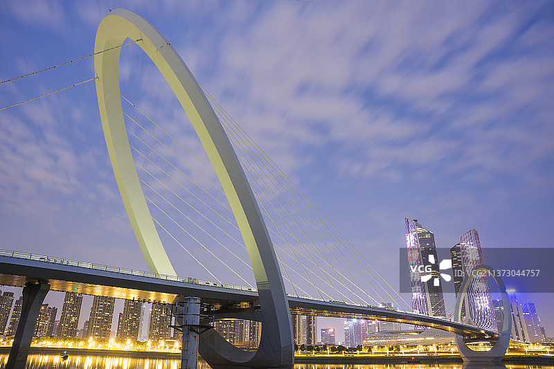 南京眼步行桥与南京青奥中心夜景图片素材