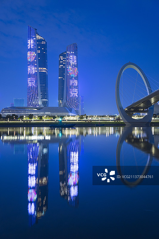 南京眼步行桥与南京青奥中心夜景图片素材
