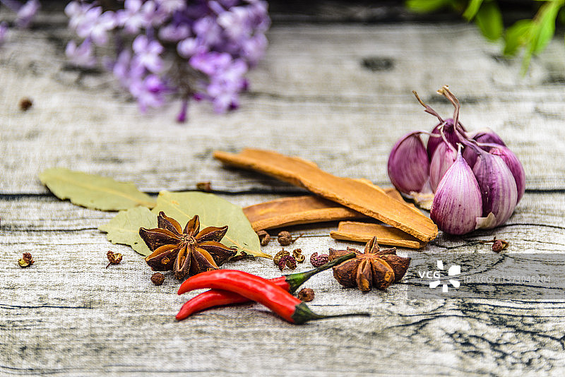 木纹背景上摆放的中式调味料图片素材