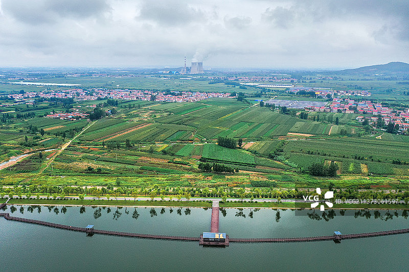 督公湖与远处的汴塘电厂+江苏省徐州市贾汪区督公湖景区图片素材