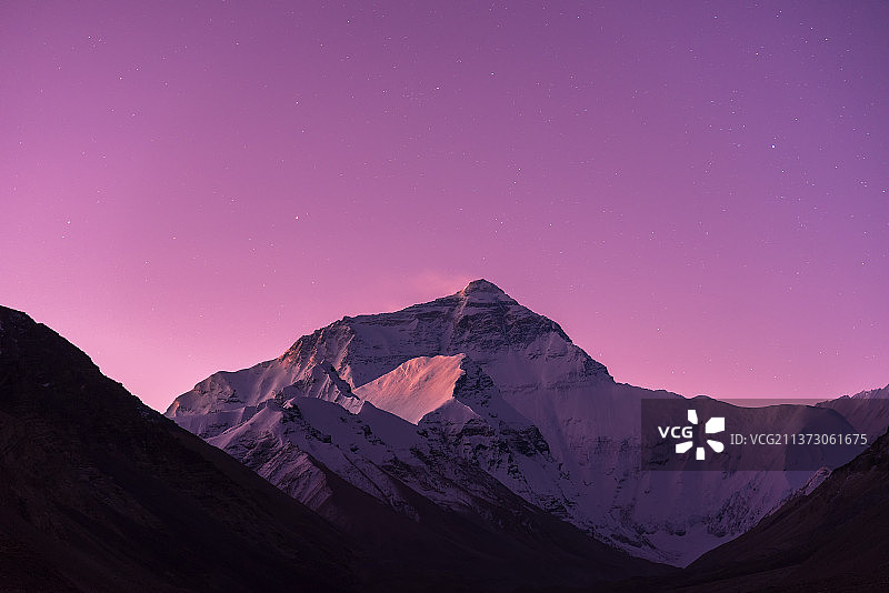 日出前的珠穆朗玛峰图片素材