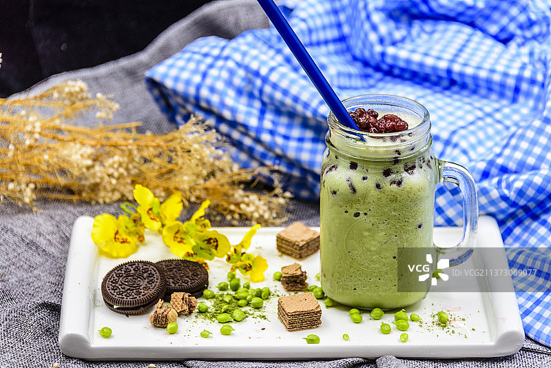 放在玻璃器皿中的抹茶冰沙图片素材