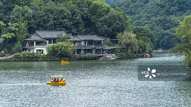 浙江杭州富春江芦茨风情小镇图片素材