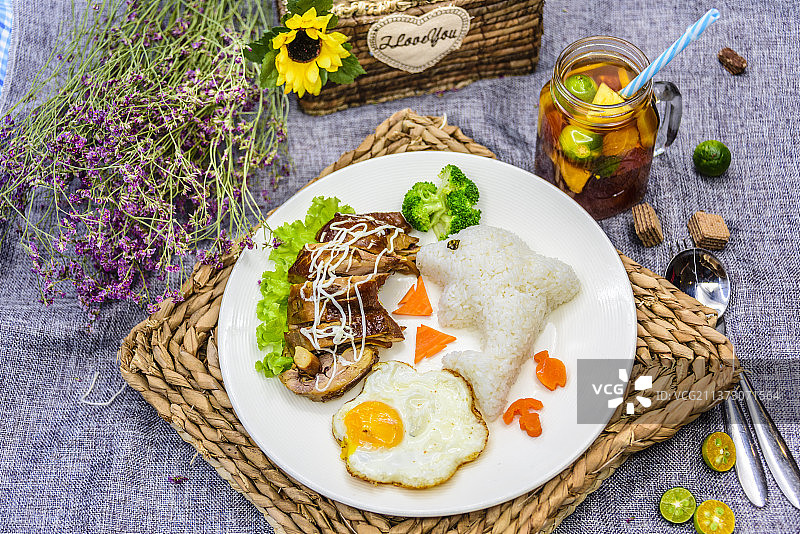 白色瓷盘里摆放的儿童套餐图片素材