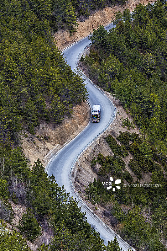 西藏林芝鲁朗九曲十八弯公路行驶图片素材