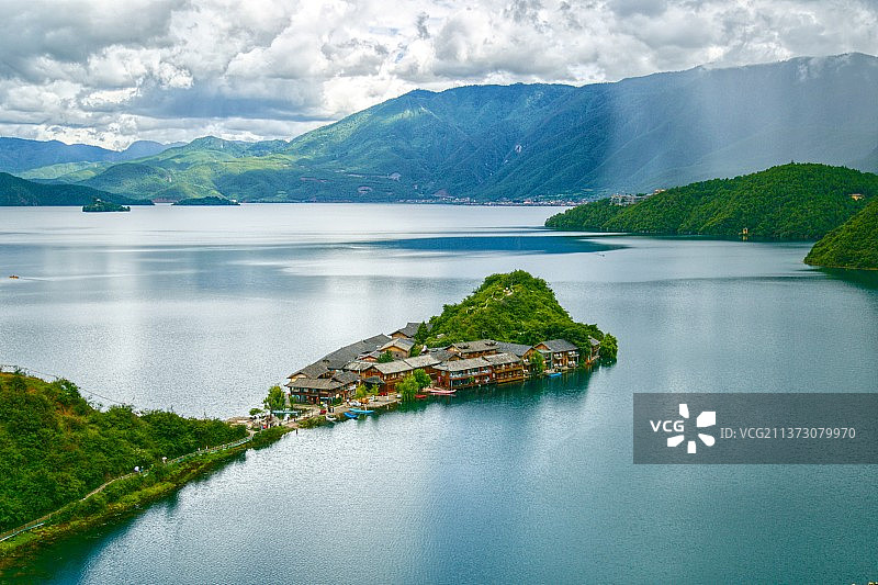 阳光和雨水之间的里格半岛图片素材