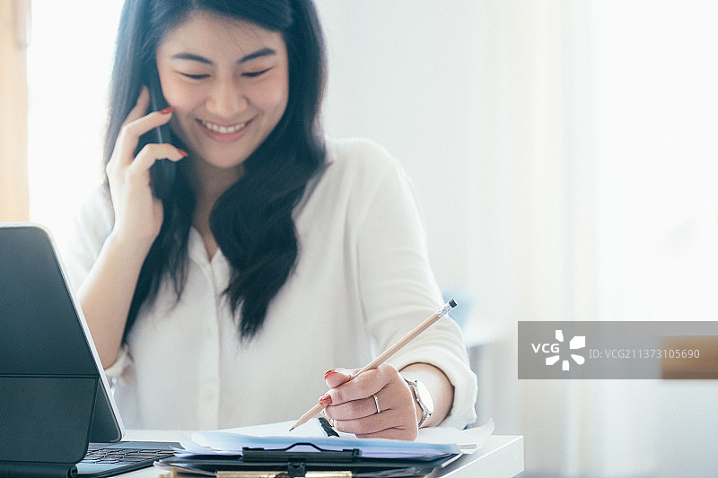 年轻女商人用手机与客户交谈图片素材
