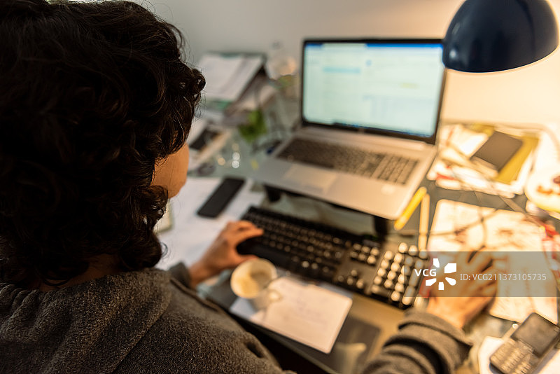 女人在家用电脑和咖啡杯在线工作图片素材