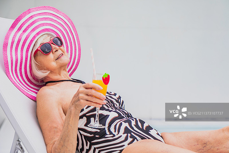 快乐的老年妇女在游泳池图片素材