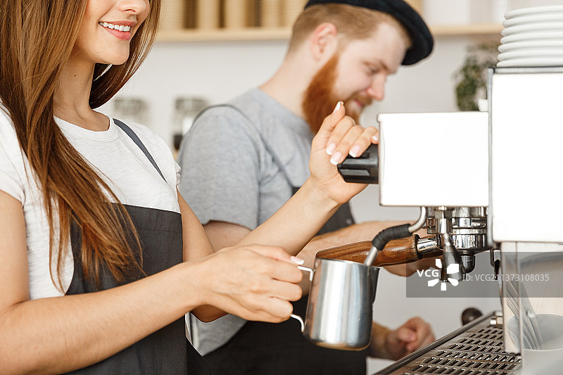 咖啡商务概念：咖啡师准备饮品图片素材