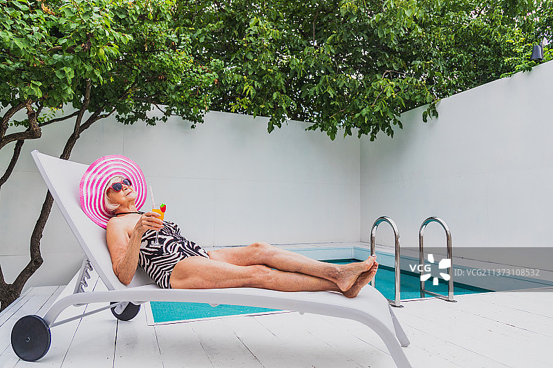 快乐的老年妇女在游泳池图片素材
