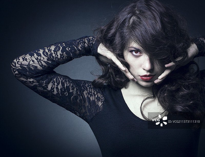 女性吸血鬼肖像，年轻女性在黑色背景前的肖像图片素材