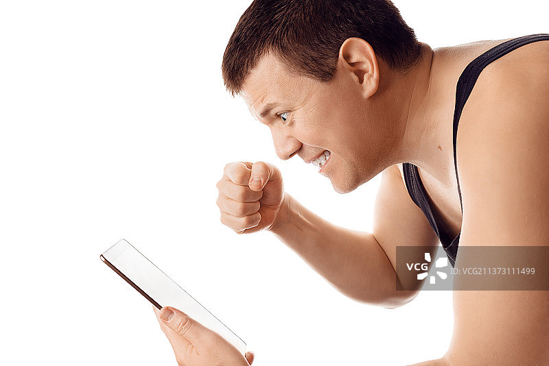 人类情感，反应，表达，男人在白色背景下使用手机的侧视图图片素材