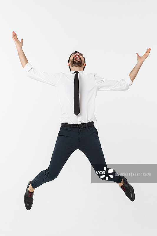 跳跃的快乐年轻白人男商人图片素材