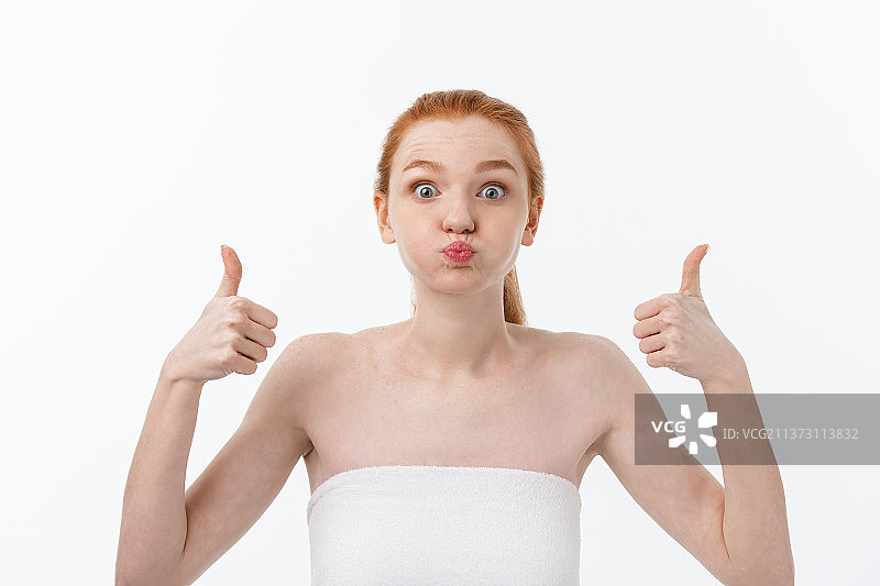 美丽的女人竖起大拇指肖像图片素材