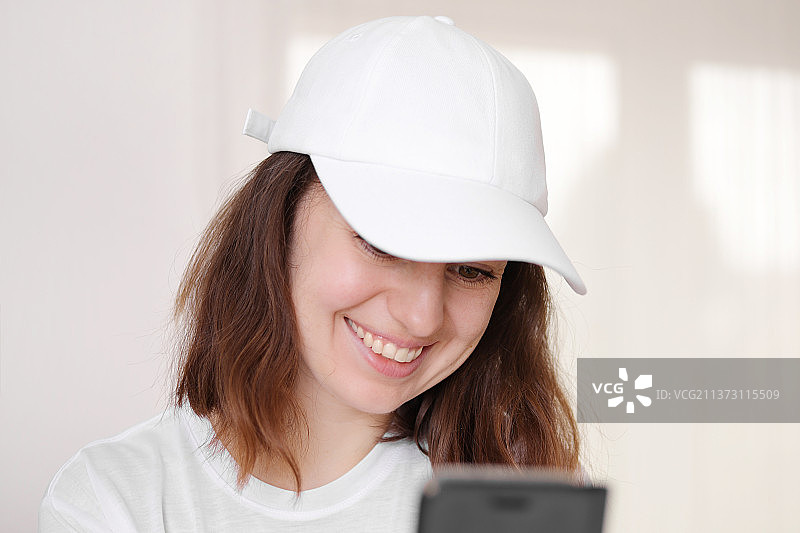 戴白色棒球帽的女人 白色帽子样机图片素材