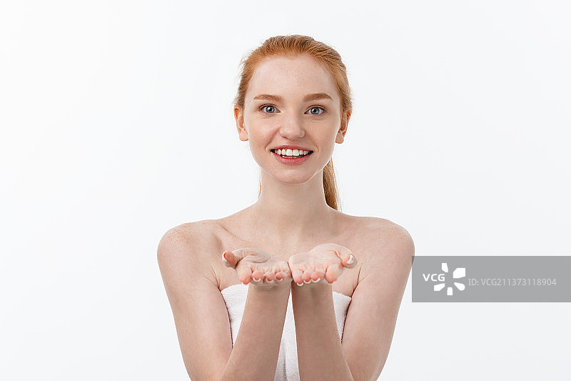 展示空手掌的护肤美女，有产品留白图片素材