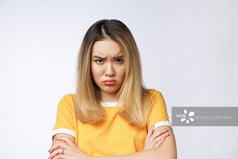 悲伤、哭泣、沉思、疯狂的亚洲女性特写肖像图片素材