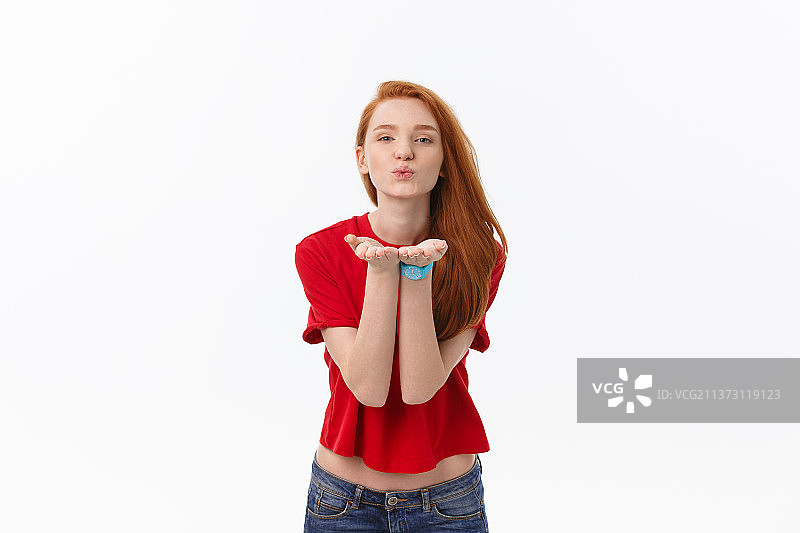 美丽女人对着手掌吹气特写侧视图图片素材