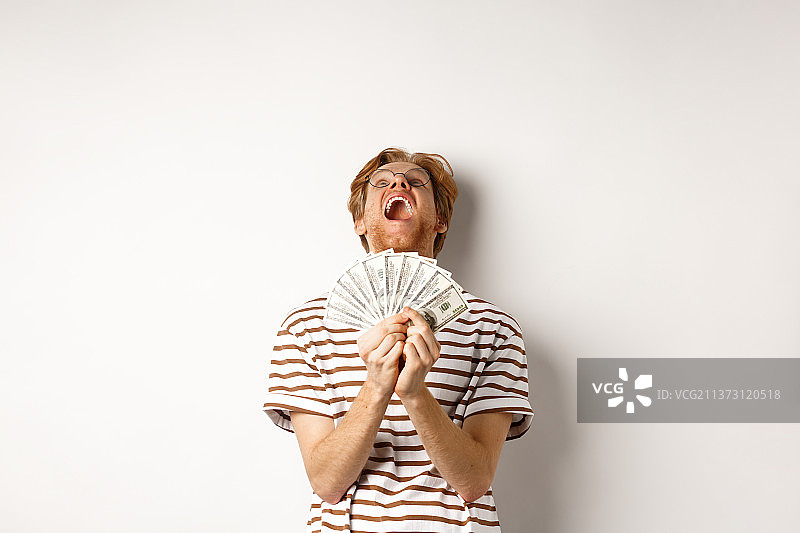 幸运的红发男人赢得奖金，喜极而泣图片素材