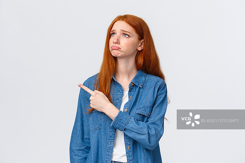 可怜的沮丧阴郁的可爱红发女学生失去了机会图片素材