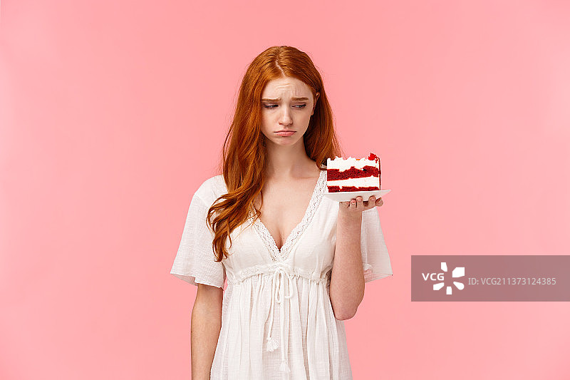 悲伤、不安和沮丧的可爱红发女孩感到孤独图片素材