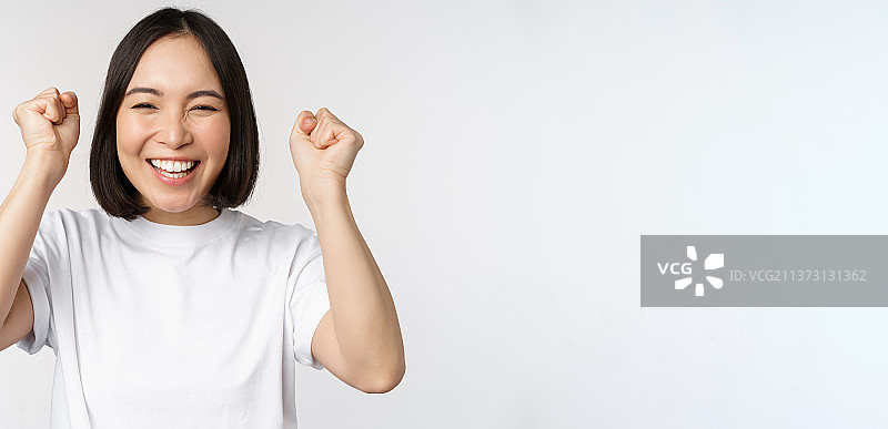 热情的亚洲女性庆祝胜利的 портрет图片素材