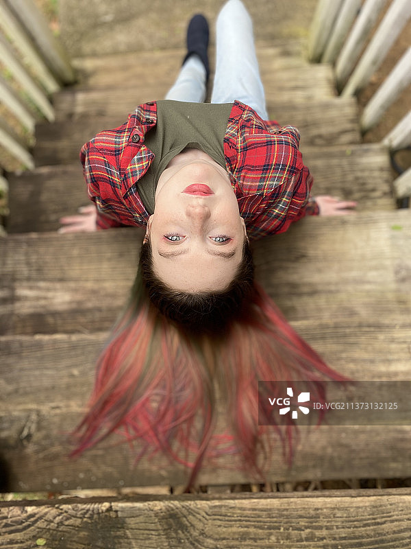 年轻女人坐在楼梯上图片素材