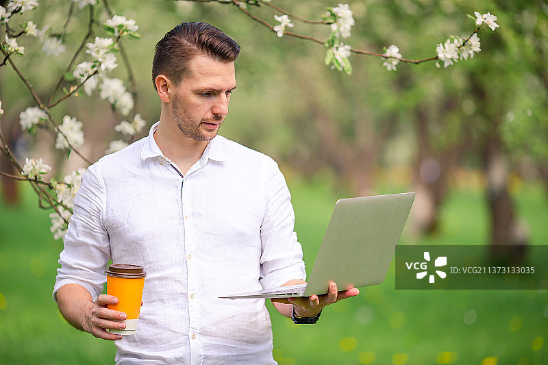 年轻男人徒步开心微笑肖像图片素材