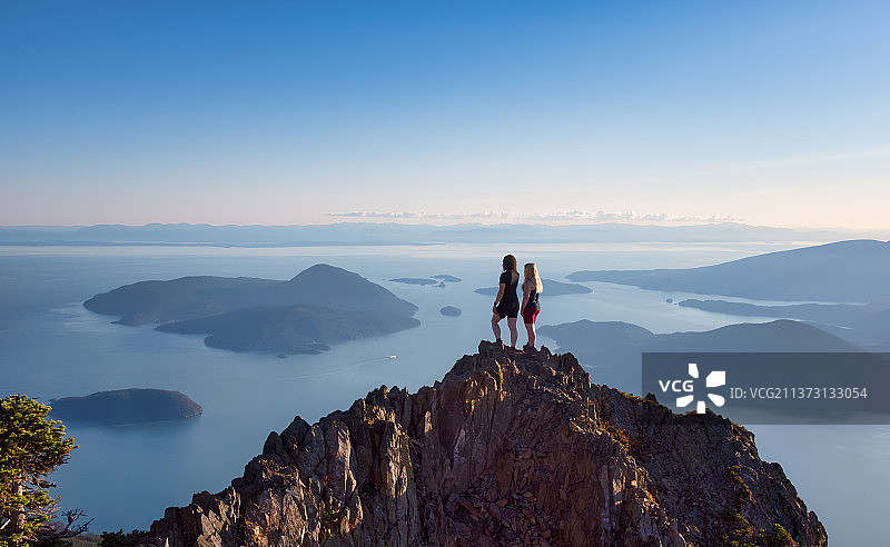 在落基山顶徒步旅行的白人女性朋友图片素材