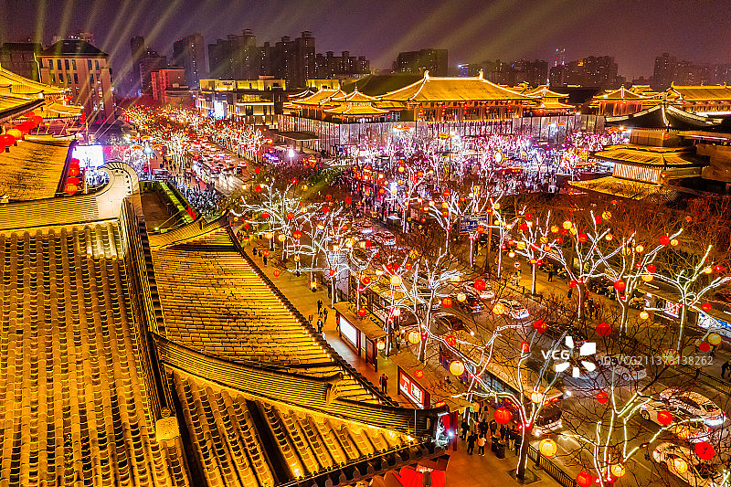 航拍春节期间的西安大唐不夜城盛景图片素材