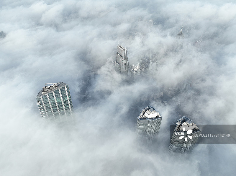 无锡市区，春天里的平流雾图片素材