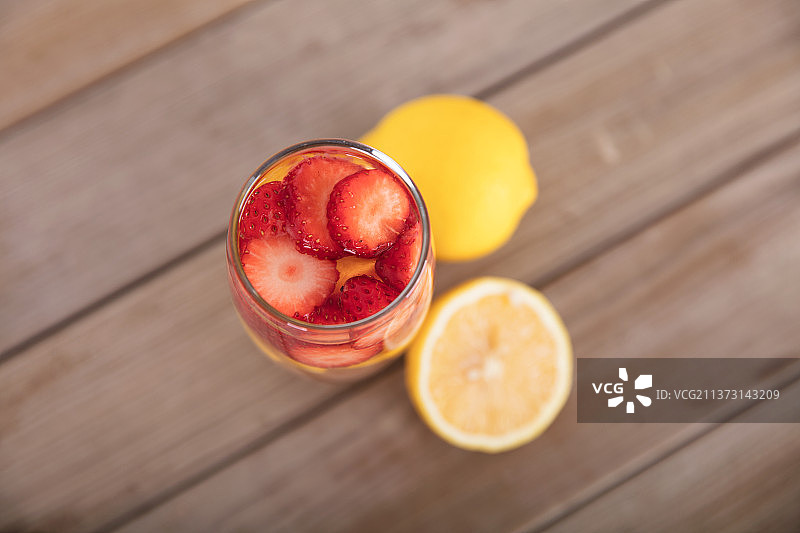 新鲜的柠檬和一杯柠檬草莓茶图片素材