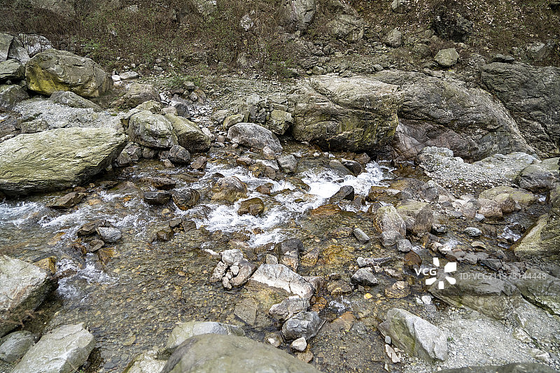 蟠龙谷 景区 未开发 野外 瀑布 40米瀑布 碎石路 攀岩 原始森林图片素材
