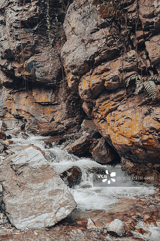 蟠龙谷 景区 未开发 野外 瀑布 40米瀑布 碎石路 攀岩 原始森林图片素材