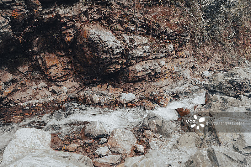 蟠龙谷 景区 未开发 野外 瀑布 40米瀑布 碎石路 攀岩 原始森林图片素材